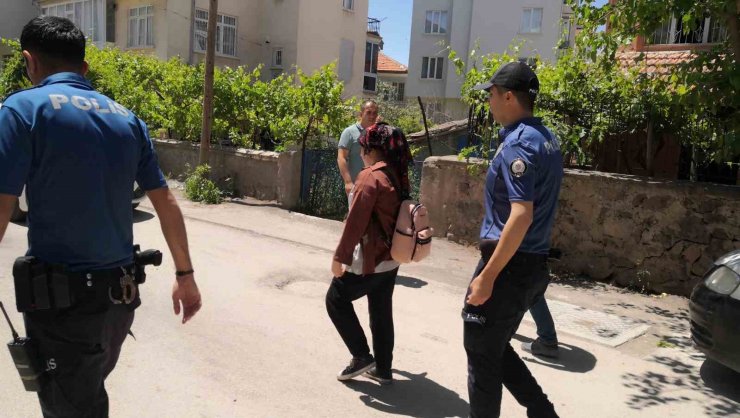 Polise bıçakla, gazetecilere taşla saldırdı