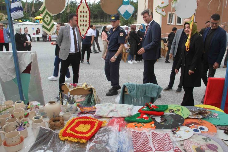 Beyşehir’de özel öğrenciler el emeklerini sergiledi