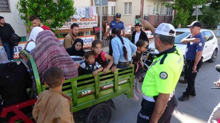 2’si bebek 8’i çocuk tam 16 kişi bindi, minibüs değil motosiklet