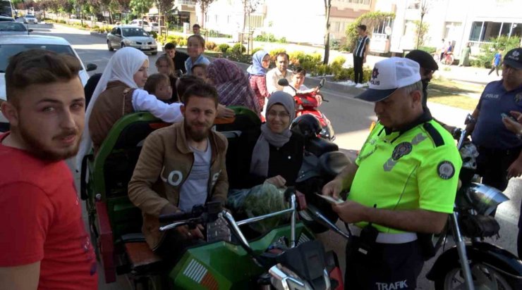 2’si bebek 8’i çocuk tam 16 kişi bindi, minibüs değil motosiklet