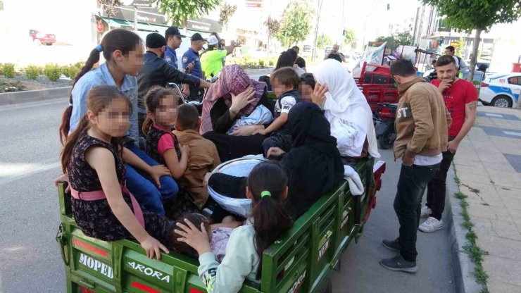 2’si bebek 8’i çocuk tam 16 kişi bindi, minibüs değil motosiklet