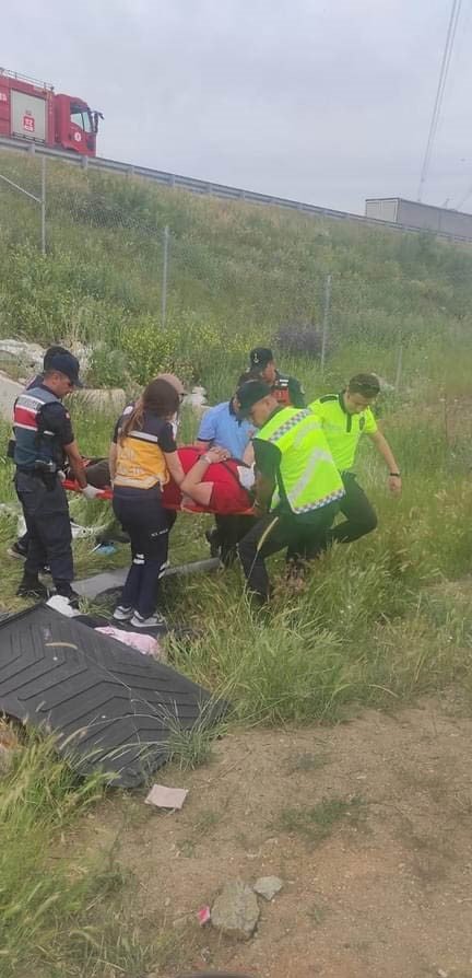 Hafif ticari araç şarampole düştü: 1 ağır yaralı