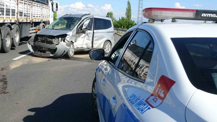 Otomobil ile hafif ticari araç çarpıştı: 3 yaralı