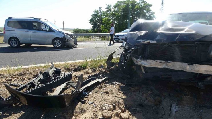 Otomobil ile hafif ticari araç çarpıştı: 3 yaralı