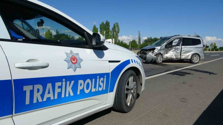 Otomobil ile hafif ticari araç çarpıştı: 3 yaralı