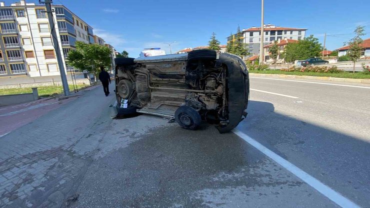 Bariyerlere çarpan hafif ticari araç yan yattı: 1 yaralı