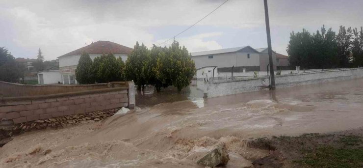 Konya’da şiddetli yağmur sele neden oldu