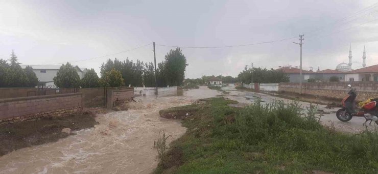 Konya’da şiddetli yağmur sele neden oldu