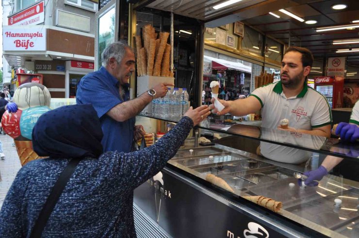 Havaların ısınmasıyla dondurma tezgahları renklendi