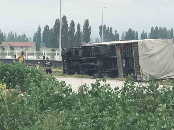 Ereğli’de kontrolden çıkan kamyon devrildi