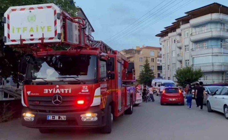 Bahçe hortumu almak için çıktığı tavan arasında, kayıp oğlunu hortuma asılı halde buldu