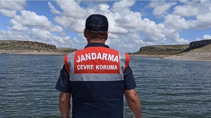 Jandarma tekneyle, baraj ve göletlerde devriyede