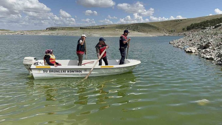 Jandarma tekneyle, baraj ve göletlerde devriyede