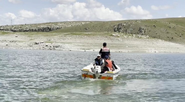 Jandarma tekneyle, baraj ve göletlerde devriyede