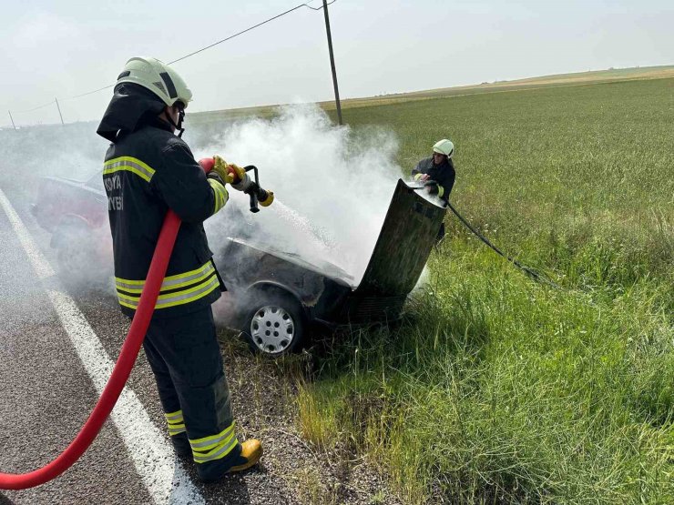 Hareket halindeki otomobil alev alev yandı