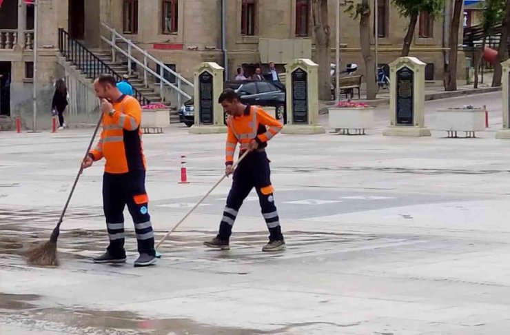 Belediye işçisine meydandaki dev ekrandan sürpriz Babalar Günü kutlaması