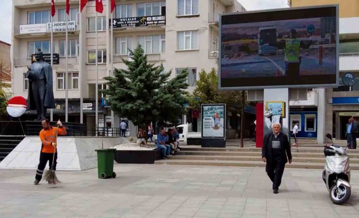 Belediye işçisine meydandaki dev ekrandan sürpriz Babalar Günü kutlaması