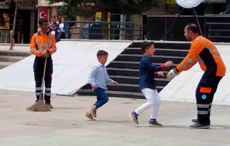 Belediye işçisine meydandaki dev ekrandan sürpriz Babalar Günü kutlaması