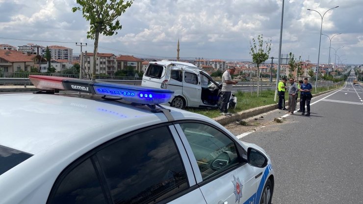 Hafif ticari araç tıra arkadan çarptı: 2 yaralı