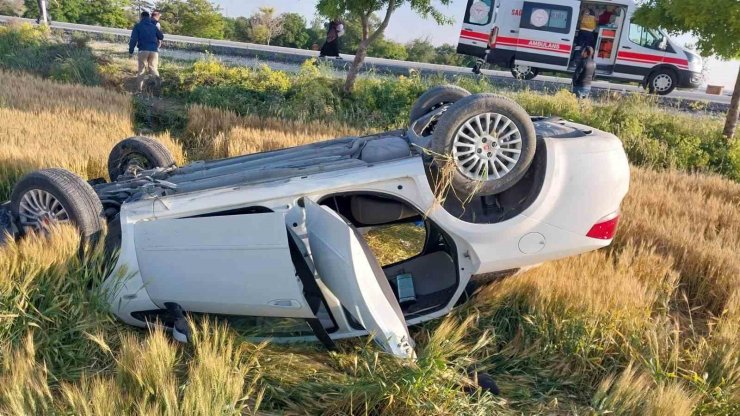 Kontrolden çıkan otomobil buğday tarlasına devrildi: 2’si çocuk 4 yaralı