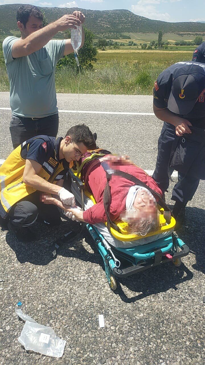 Trafik levhasına çarpan otomobil devrildi: 3 yaralı