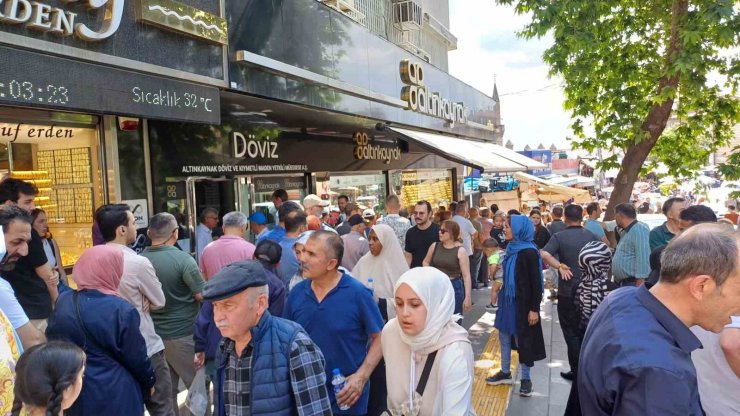 Kurban Bayramı için döviz bozdurmak isteyen vatandaşlar kuyruk oluşturdu