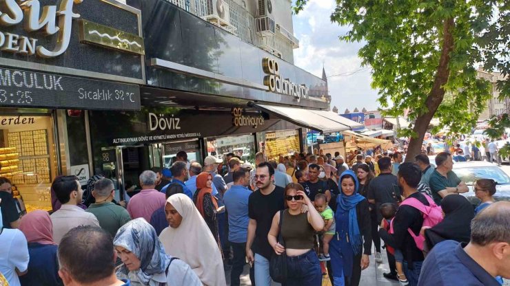 Kurban Bayramı için döviz bozdurmak isteyen vatandaşlar kuyruk oluşturdu