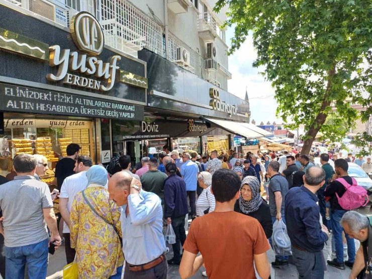 Kurban Bayramı için döviz bozdurmak isteyen vatandaşlar kuyruk oluşturdu