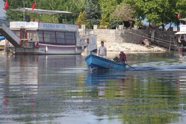 Beyşehir Gölü’nde av sezonu açıldı, balıklar tezgahları süsledi