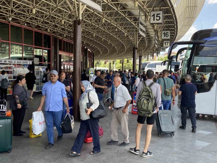 Trafik ekiplerinden yolculara hayat kurtaran uyarı