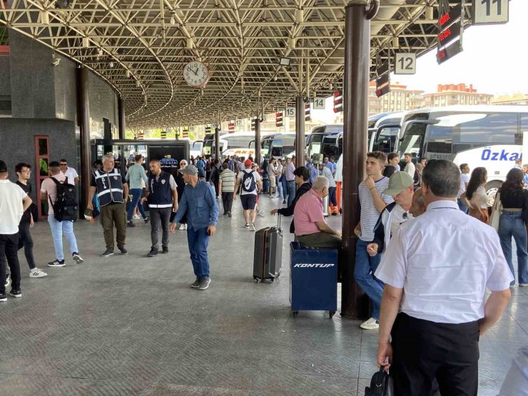 Trafik ekiplerinden yolculara hayat kurtaran uyarı