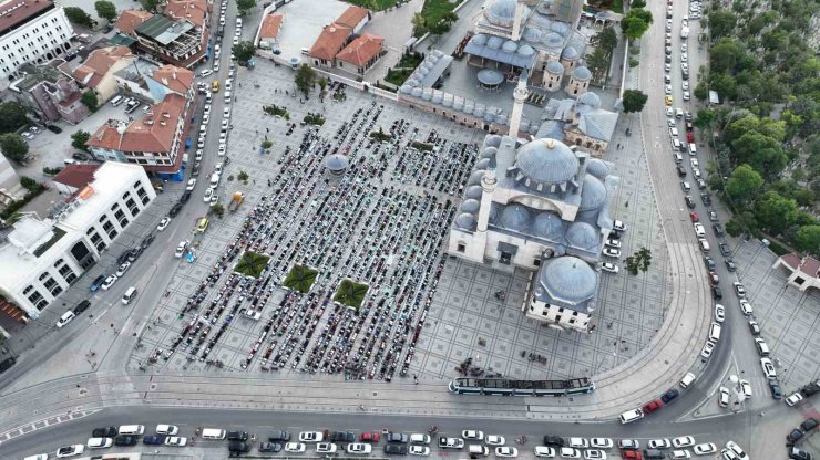 Binlerce kişi bayram namazında Mevlana Meydanı’nı doldurdu