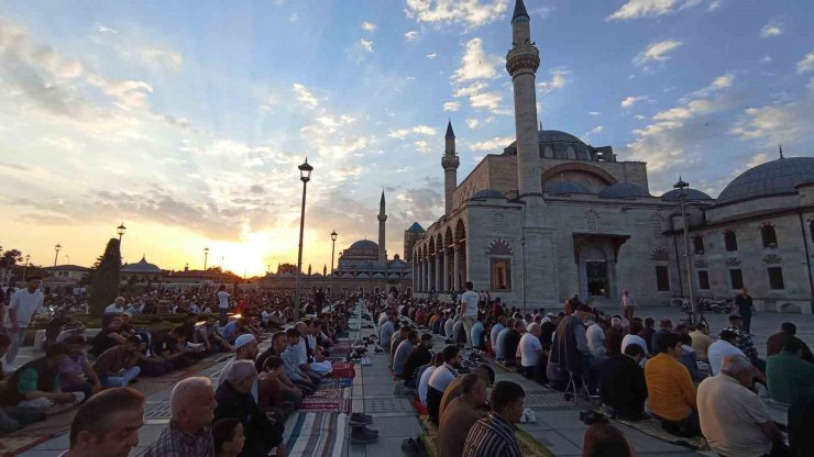 Binlerce kişi bayram namazında Mevlana Meydanı’nı doldurdu