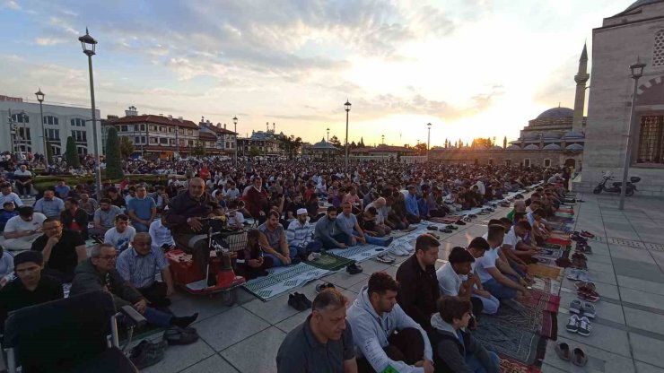 Binlerce kişi bayram namazında Mevlana Meydanı’nı doldurdu