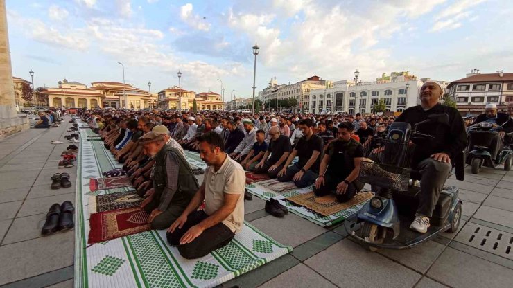 Binlerce kişi bayram namazında Mevlana Meydanı’nı doldurdu