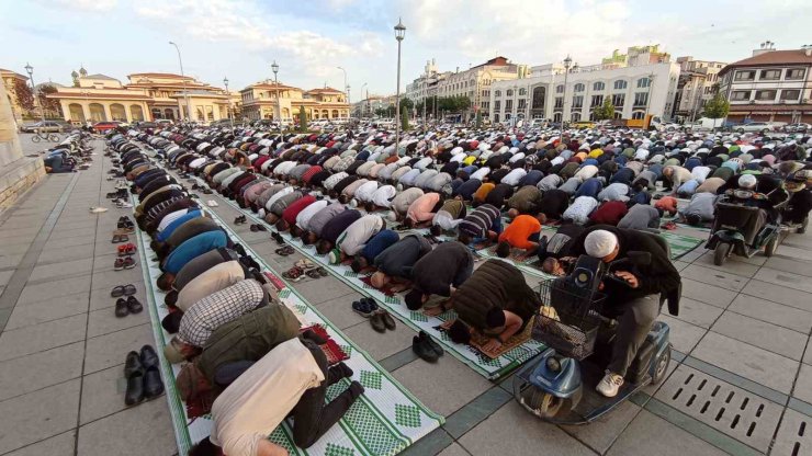 Binlerce kişi bayram namazında Mevlana Meydanı’nı doldurdu