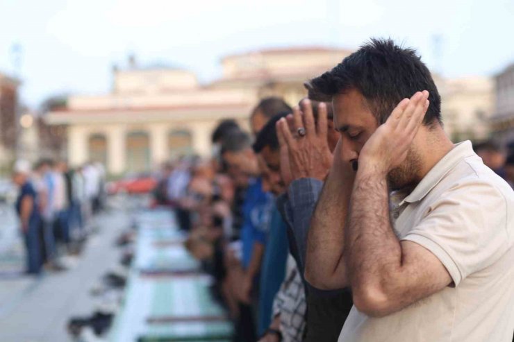 Binlerce kişi bayram namazında Mevlana Meydanı’nı doldurdu