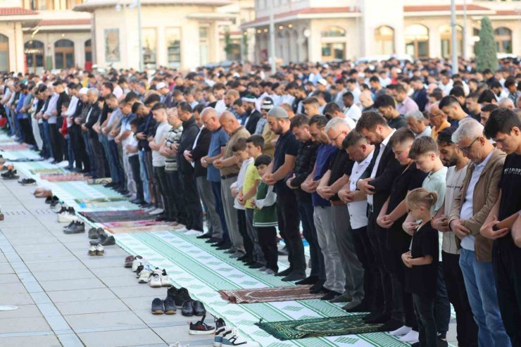 Binlerce kişi bayram namazında Mevlana Meydanı’nı doldurdu