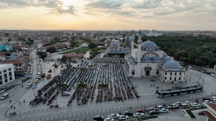 Binlerce kişi bayram namazında Mevlana Meydanı’nı doldurdu