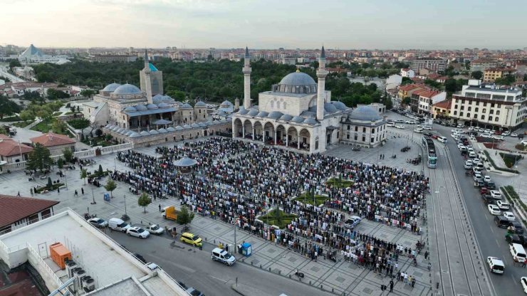 Binlerce kişi bayram namazında Mevlana Meydanı’nı doldurdu