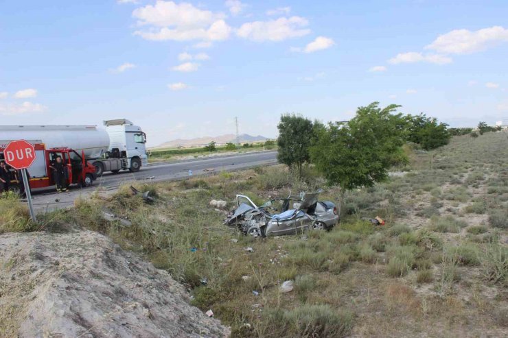 Otomobil kavşaktan dönen çekiciye çarptı: 1 ölü, 3 yaralı