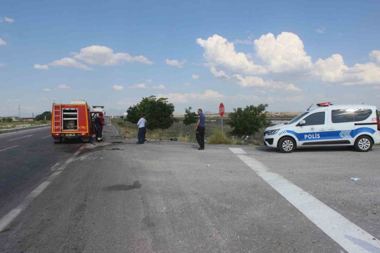 Otomobil kavşaktan dönen çekiciye çarptı: 1 ölü, 3 yaralı