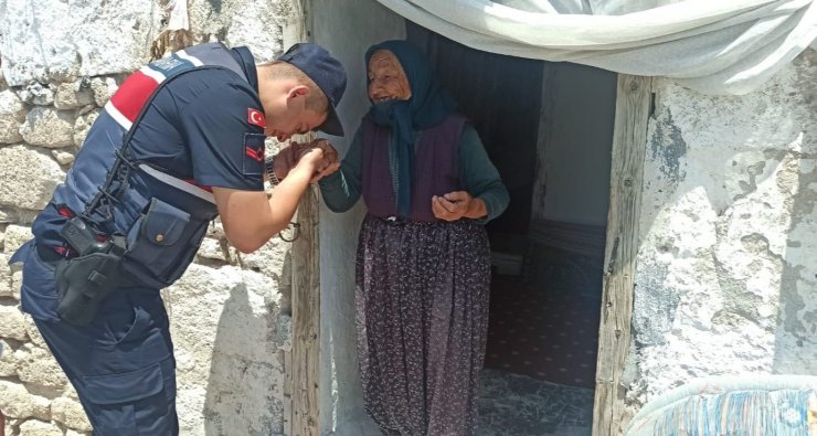 Aksaray Jandarma yaşlıların bayramını kutlayarak ihtiyaçlarını giderdi