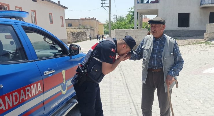 Aksaray Jandarma yaşlıların bayramını kutlayarak ihtiyaçlarını giderdi