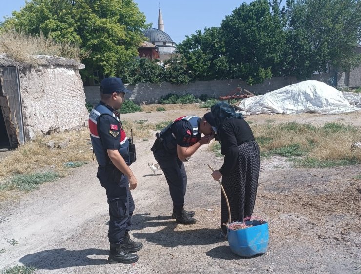 Aksaray Jandarma yaşlıların bayramını kutlayarak ihtiyaçlarını giderdi