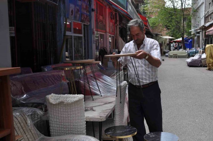 Mezun öğrenciler spotçuların depoları dolu olunca sosyal medyaya yöneldi