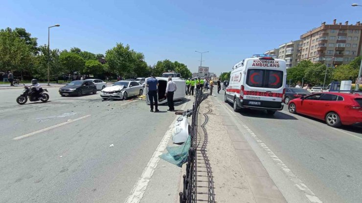 Kontrolden çıkan minibüs karşı şeride geçip araçlara çarptı: 1 ölü, 5 yaralı