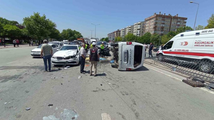 Kontrolden çıkan minibüs karşı şeride geçip araçlara çarptı: 1 ölü, 5 yaralı