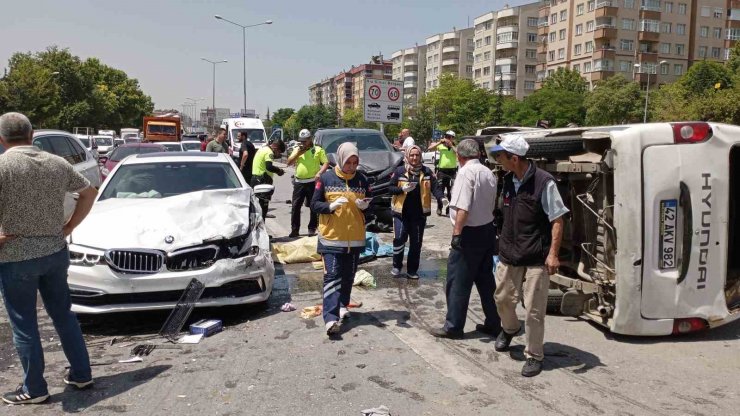 Kontrolden çıkan minibüs karşı şeride geçip araçlara çarptı: 1 ölü, 5 yaralı