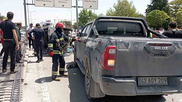 Kontrolden çıkan minibüs karşı şeride geçip araçlara çarptı: 1 ölü, 5 yaralı